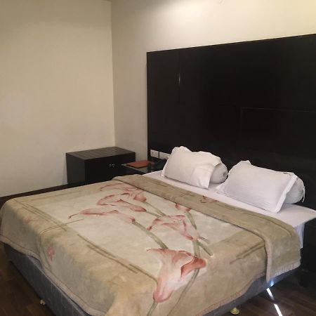 Hotel Vipul Grand Ґурґаон Екстер'єр фото