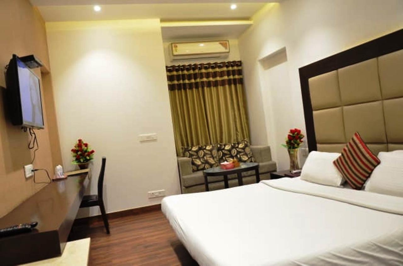 Hotel Vipul Grand Ґурґаон Екстер'єр фото