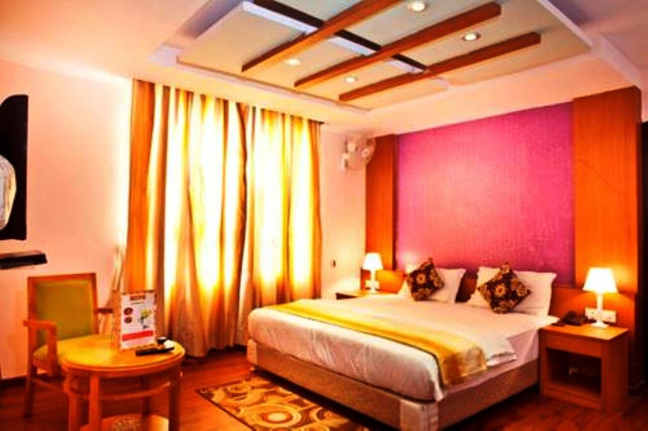 Hotel Vipul Grand Ґурґаон Екстер'єр фото
