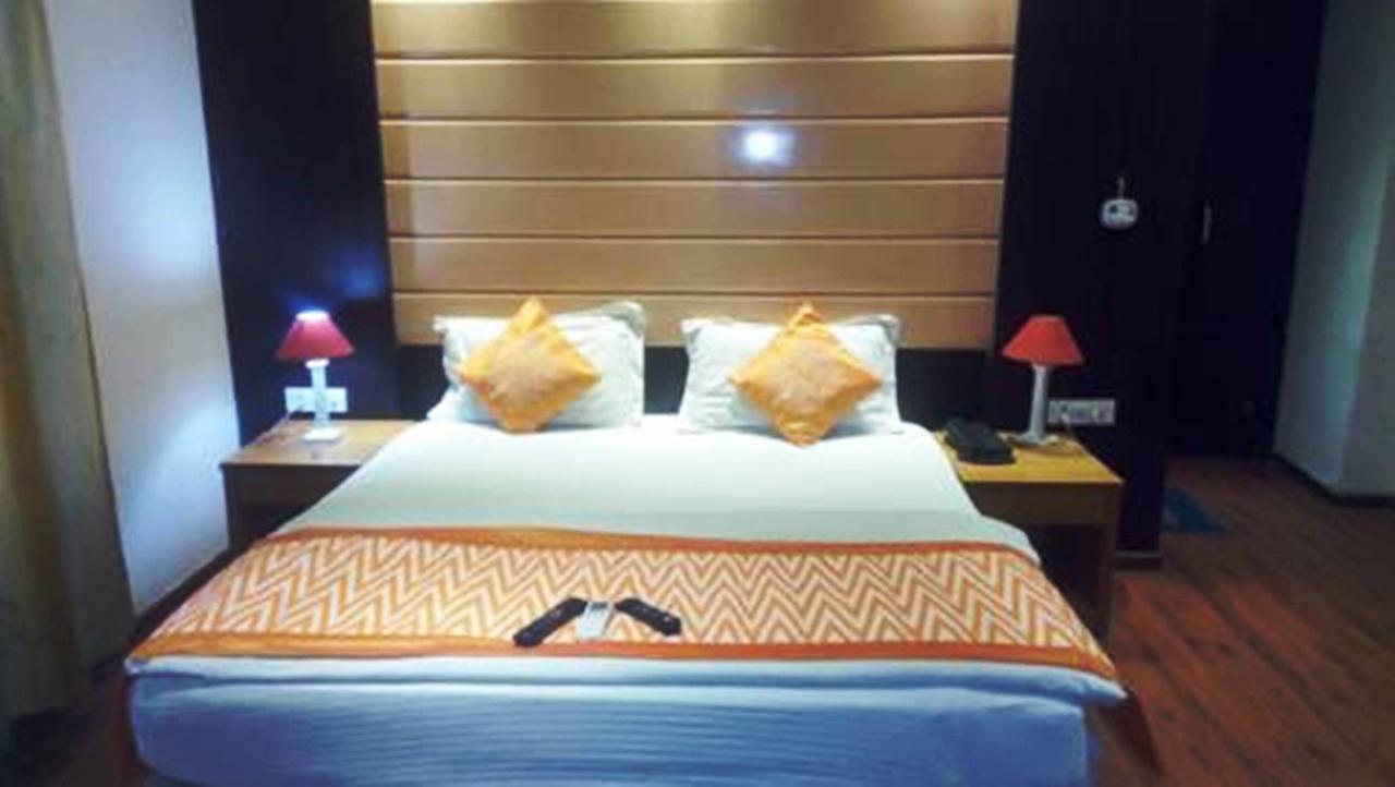 Hotel Vipul Grand Ґурґаон Екстер'єр фото