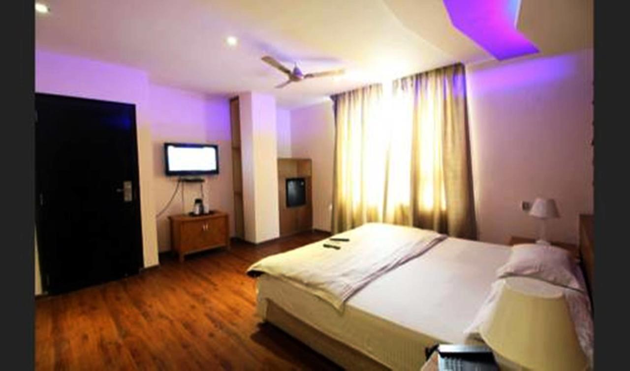 Hotel Vipul Grand Ґурґаон Екстер'єр фото