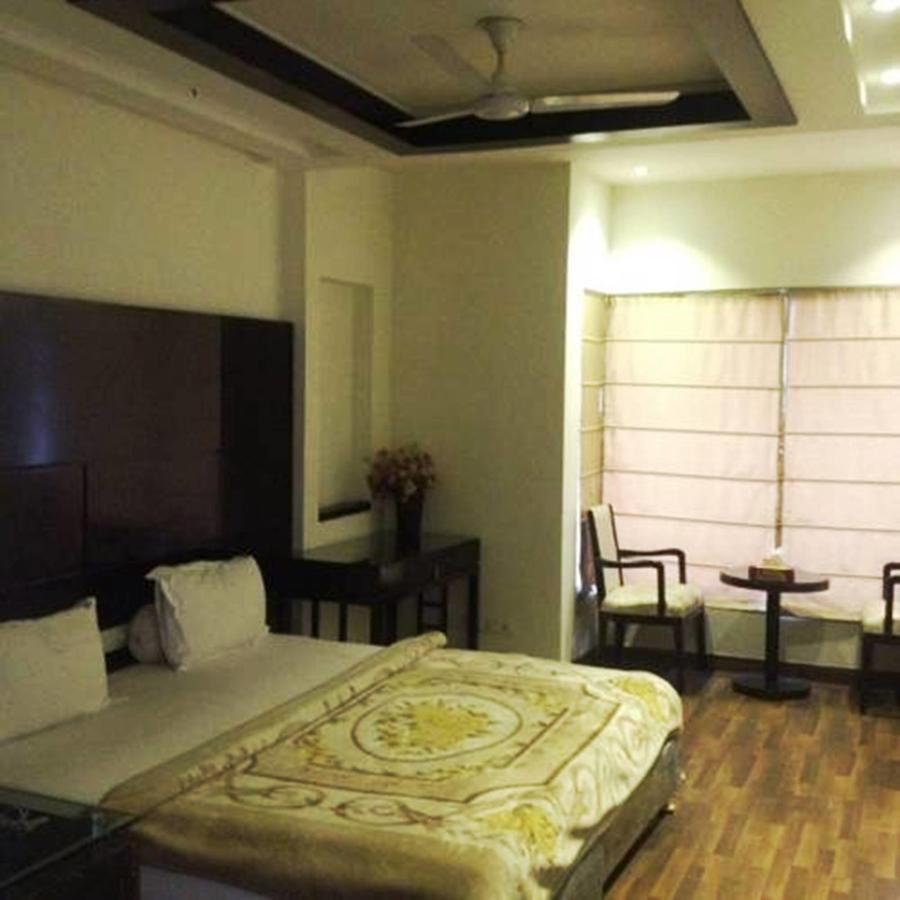 Hotel Vipul Grand Ґурґаон Екстер'єр фото