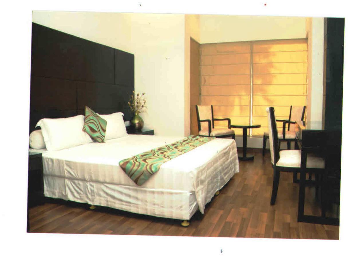 Hotel Vipul Grand Ґурґаон Екстер'єр фото