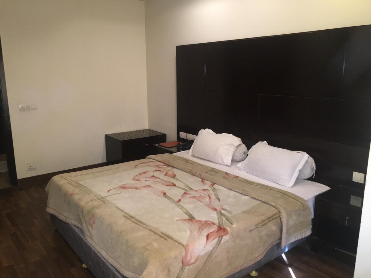 Hotel Vipul Grand Ґурґаон Екстер'єр фото