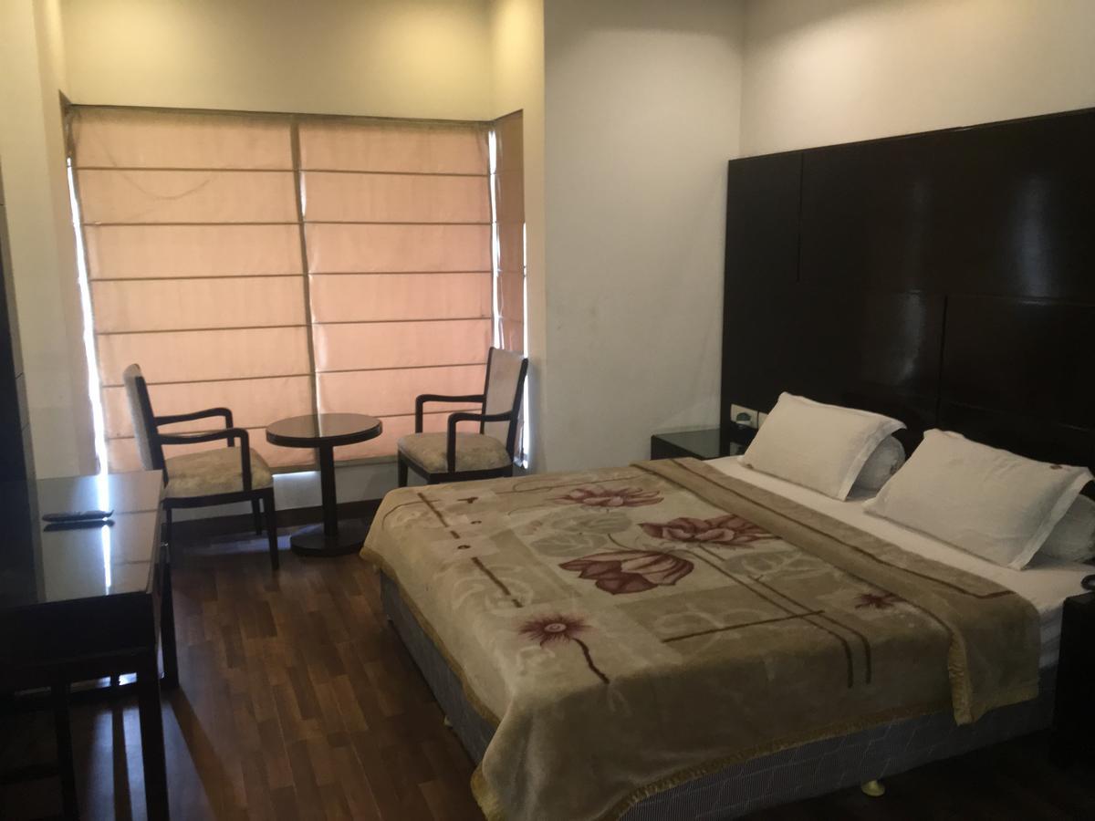 Hotel Vipul Grand Ґурґаон Екстер'єр фото
